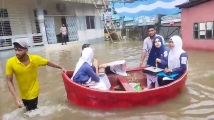 ৩ ঘণ্টার বৃষ্টিতে জলমগ্ন কুমিল্লা নগরী, নৌকায় চড়ে পরীক্ষাকেন্দ্রে শিক্ষার্থীরা