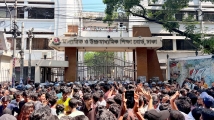 শিক্ষামন্ত্রীর পদত্যাগের দাবিতে শিক্ষা বোর্ডের সামনে শিক্ষার্থীরা