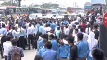 উত্তরায় সড়ক আটকে এইচএসসি পরীক্ষার্থীদের অবস্থান