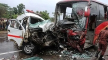 পাবনায় বাস ও অ্যাম্বুলেন্সের মুখোমুখি সংঘর্ষে নিহত ৩, আহত ৫