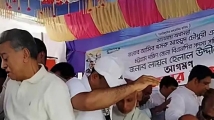 অর্থমন্ত্রী ত্রাণ বিতরণের সময় ভেঙে পড়ল মঞ্চ