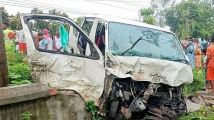 মাইক্রোবাস নিয়ন্ত্রণ হারিয়ে খাদে, শিশুসহ নিহত ২