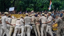 ককরোচ পার্টির ‘চলো সংসদ’ মিছিলে পুলিশের লাঠিচার্জ, উত্তাল ভারত