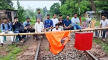 রাবি শিক্ষার্থীকে মারধরে অবরোধ, রাজশাহীর সঙ্গে সারাদেশের ট্রেন যোগাযোগ বন্ধ