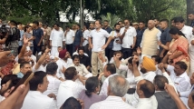 ভারতের প্রধানমন্ত্রীর বাসভবনের সামনে রাহুল-প্রিয়াঙ্কার অবস্থান ধর্মঘট, মোদির পদত্যাগ দাবি