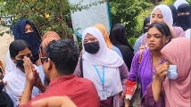 বদলি ঠেকাতে আন্দোলনে শিক্ষার্থীরা, হাতজোড় করে শিক্ষক বললেন ‘আমার চাকরিটা খাইয়ো না’