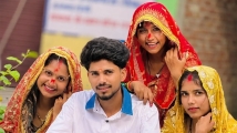 তিন বোন মিলে বিয়ে করলেন এক যুবককে, ভাইরাল ভিডিও ঘিরে বিতর্ক