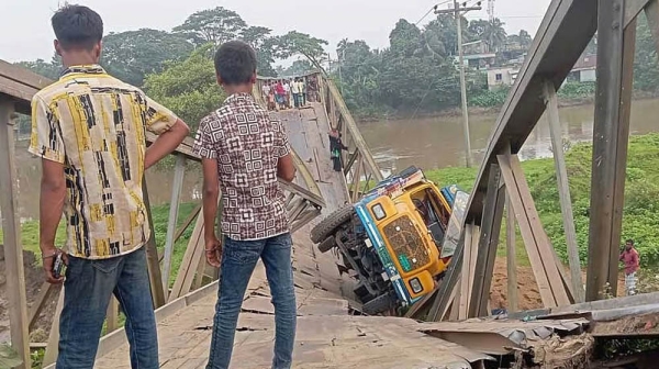 ময়মনসিংহের কংস নদীর বেইলি সেতু ধসে যোগাযোগ বিচ্ছিন্ন