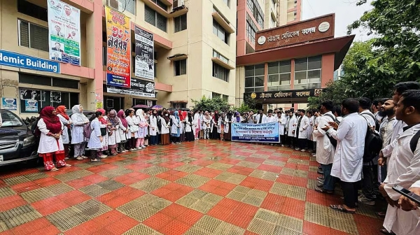 চট্টগ্রাম মেডিকেলে ইন্টার্ন চিকিৎসকদের কর্মবিরতি চলছেই
