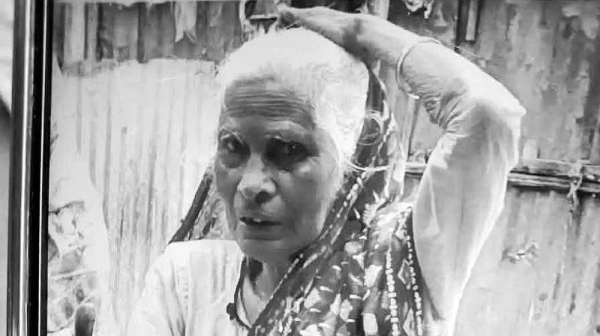 কুকুরের টানাটানিতে পুকুর থেকে মিলল বস্তাবন্দি অর্ধ