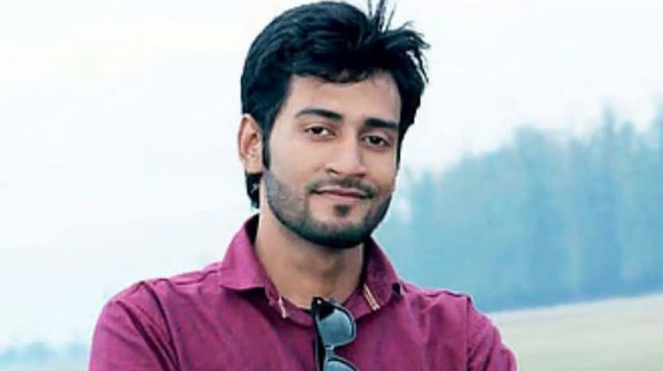 অন্ধকারে দাঁড়িয়ে ছিলেন তিনজন, টর্চলাইট জ্বালিয়ে দে